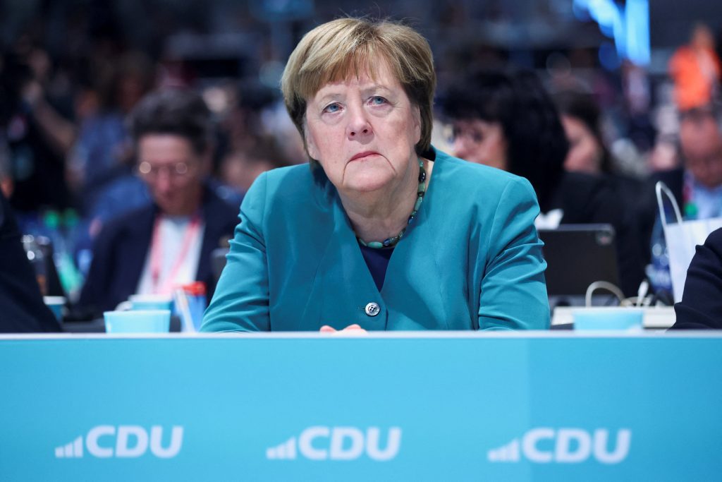 Меркел: ЕУ не сме да препусти разговоре са Путином САД