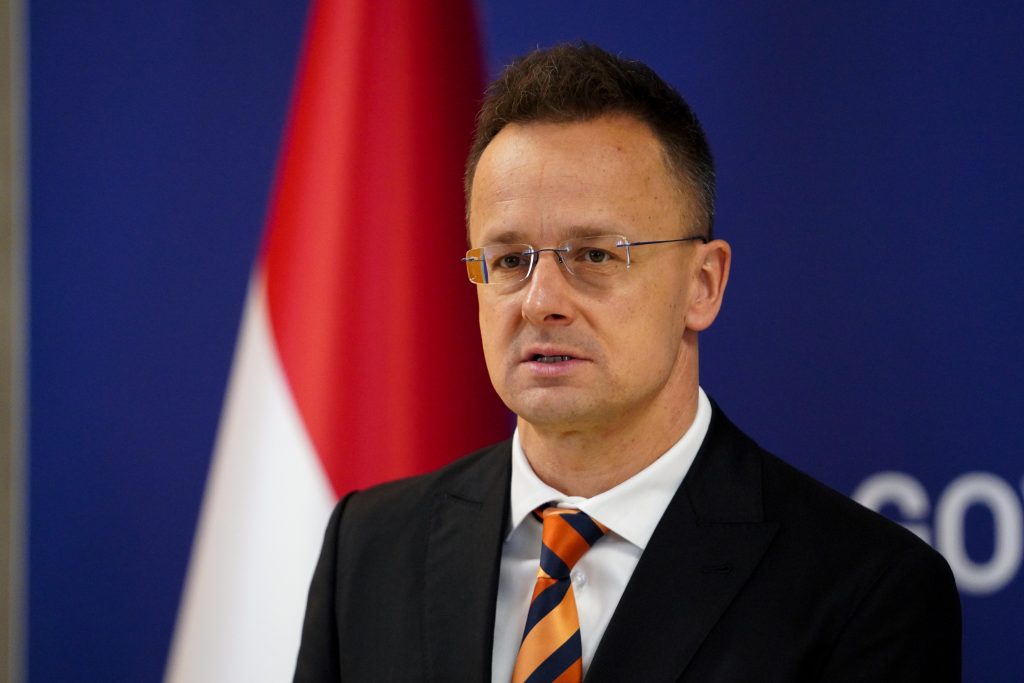 Сијарто тражи да ЕУ следи САД и врати руске енергенте