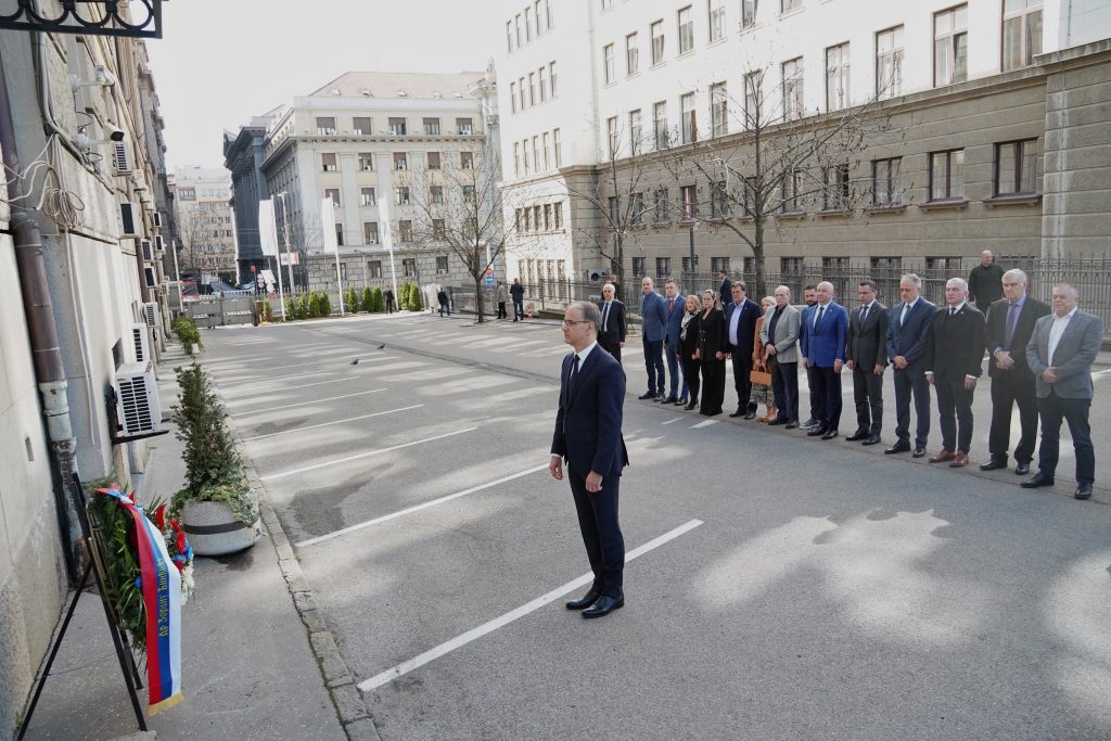 Мацут са министрима положио венце на месту убиства Ђинђића