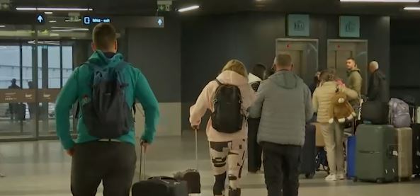 Авион из Дубаија са српским држављанима слетео у Београд