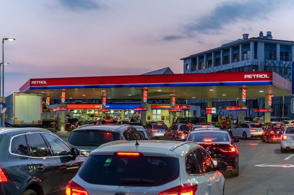 Цена дизела у Словенији на граничним пумпама преко 2 евра