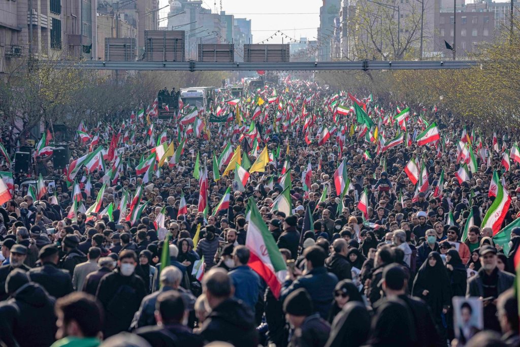 Иранци формирају „живе ланце“ на електранама и мостовима (ВИДЕО)