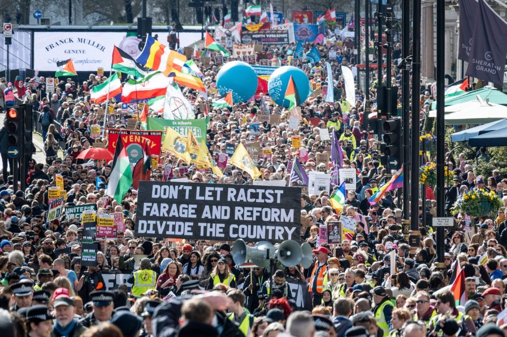 Десетине хиљада на протесту у Лондону против крајње деснице
