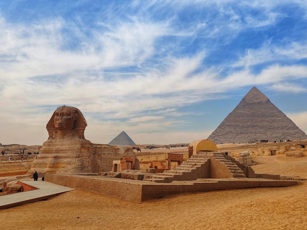 Испод пирамида у Гизи можда лежи још једна Сфинга