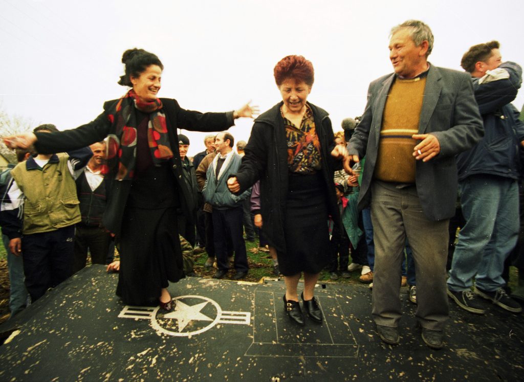 Пркосни народ против НАТО силе