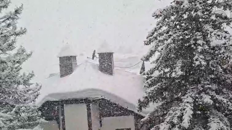 Веје као усред зиме: Снег пада на Копаонику