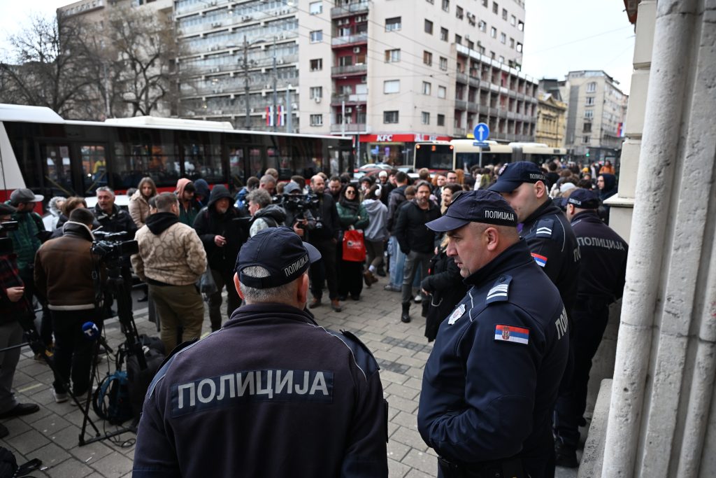 Испред Ректората мања група грађана, блокиран саобраћај