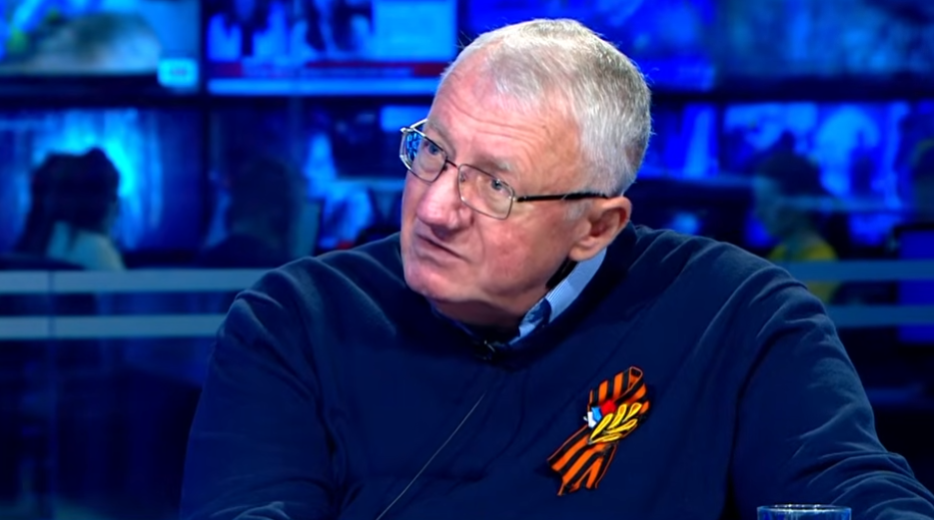 Војислав Шешељ делио књиге у Бајиној Башти