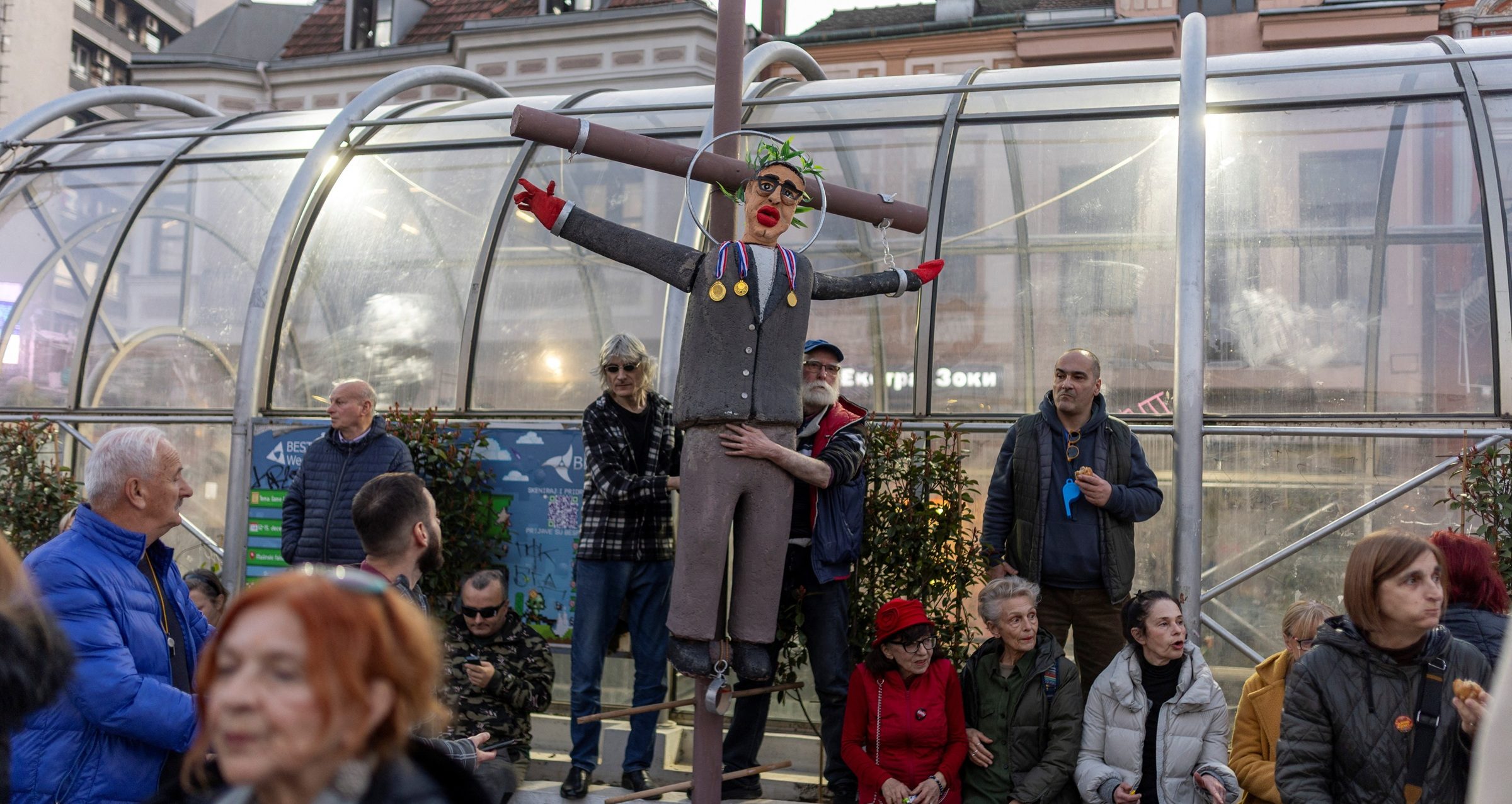 Распеће Вучића фитиљ за насиље