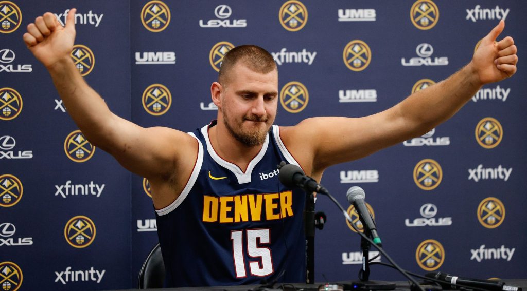 Први у историји: Јокићу уручене награде за најбољег скакача и асистента НБА лиге