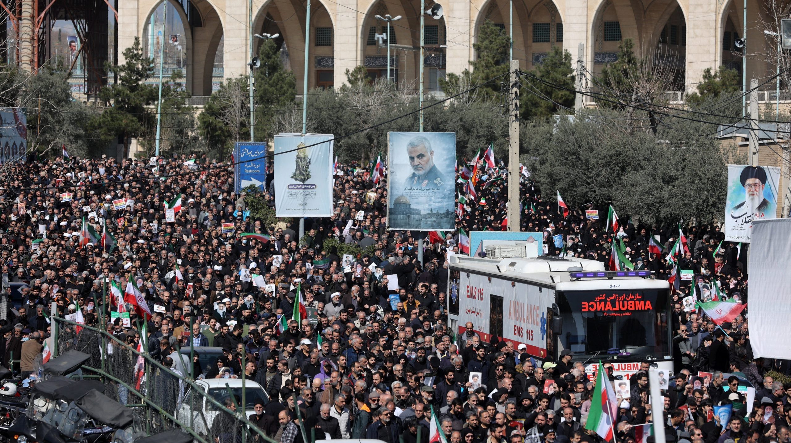 Народ Ирана на улицама због напада САД и Израела