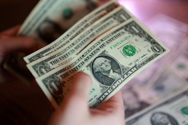 Зашто долар више није исплатив инструмент штедње у Русији
