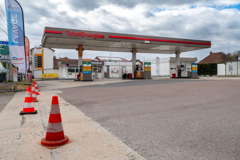 Стотине бензинских пумпи у Француској остало без горива