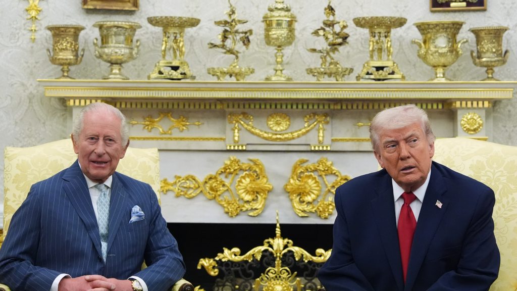 Чарлс III и Доналд Трамп разменили поклоне