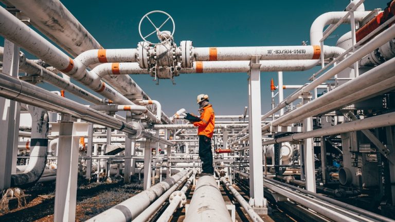 Скривена замка новог нафтовода: Да ли увоз деривата из Мађарске може угрозити Рафинерију у Панчеву?