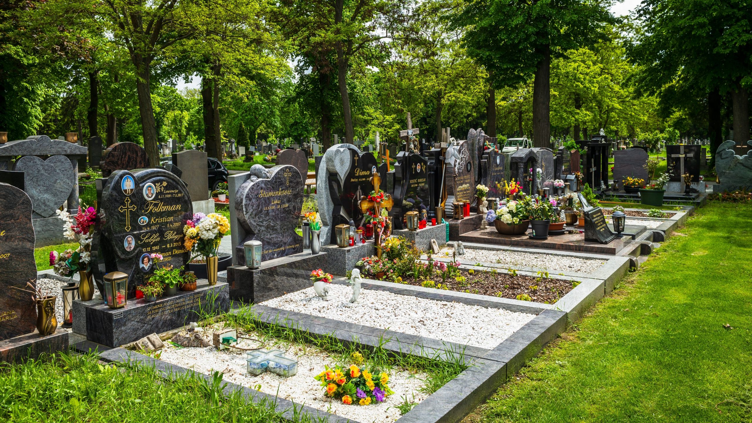 Данас је „Васкрс за мртве“: СПЦ и верници обележавају побусани понедељак