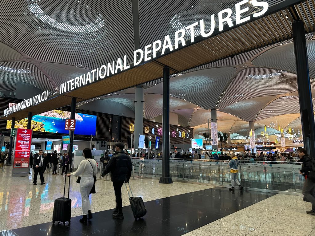 Авио-компаније подижу цене и смањују број летова због раста трошкова горива