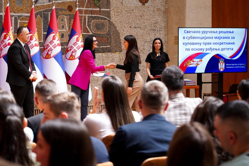 Жарић Ковачевић уручила мајкама решења о субвенцијама за куповину прве некретнине