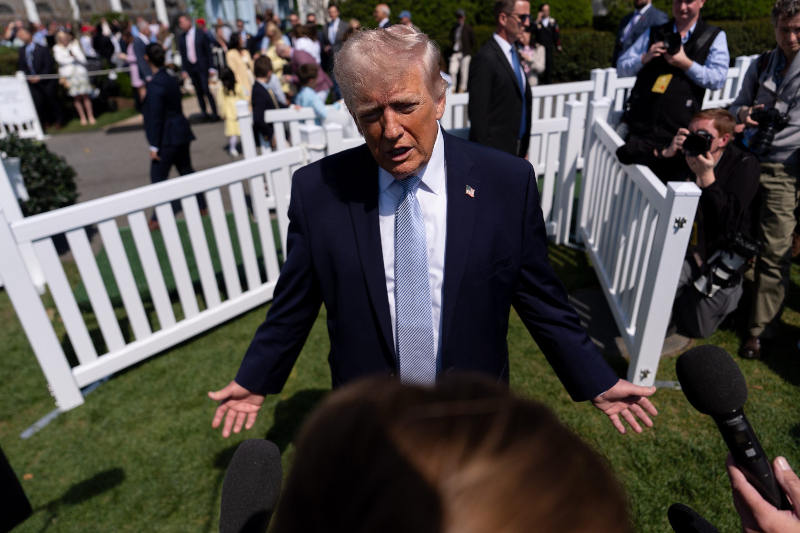 Бела кућа се огласила: Само Трамп зна шта ће учинити у Ирану