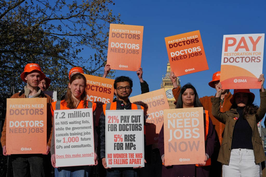 Криза на Острву: Британски лекари започели шестодневни штрајк због владине понуде о платама