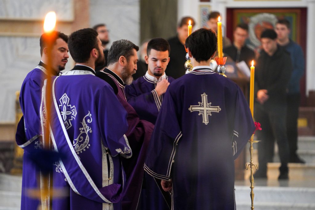 Дељење Благодетног огња сутра у 23 сата у Храму Светог Саве