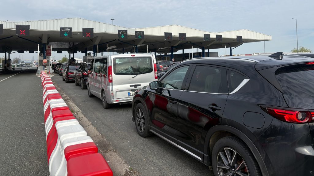 Почела потпуна примена ЕЕС система: На Батровцима колоне дуже од километра у обе траке