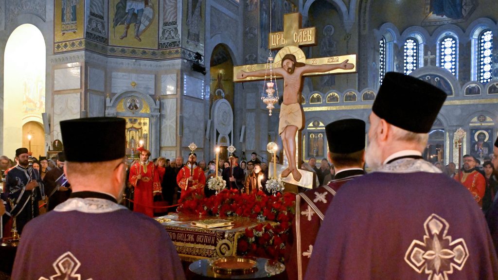 Амерички припадници Кфора прешли у православље, крштени у манастиру Драганац