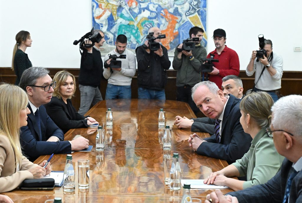 Вучић наставио консултације, први састанак одржан са Руском странком