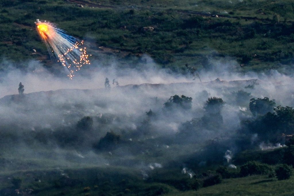 Експлозија онога што делује као бели фосфор испаљеног од стране IDF-a у субоку Израела и Либана