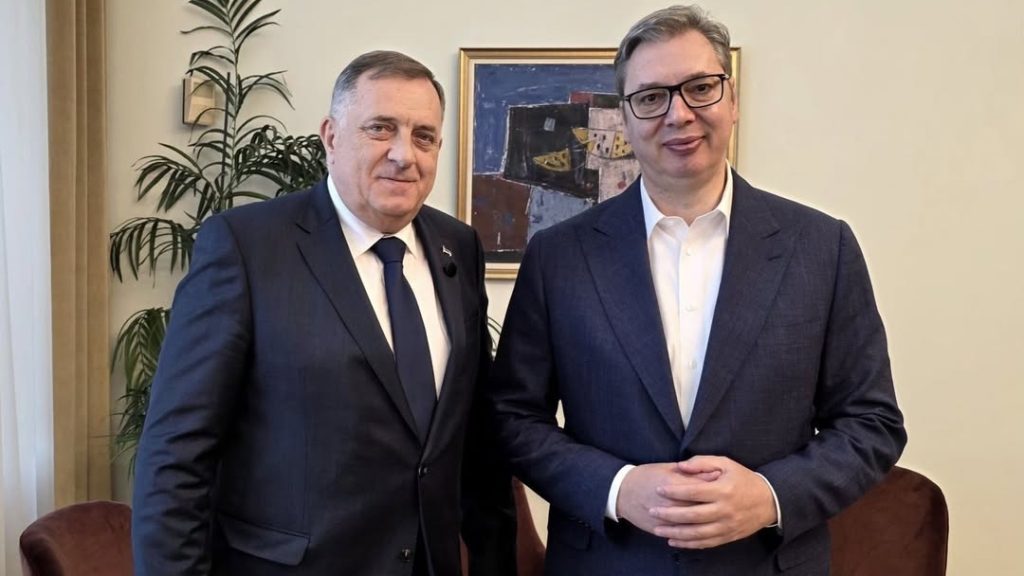 Милорад Додик (лево) и Александар Вучић пред састанак у Београду