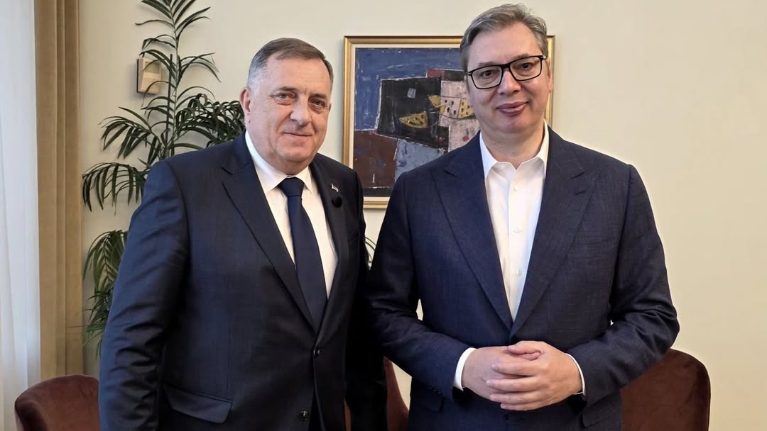 Милорад Додик (лево) и Александар Вучић пред састанак у Београду