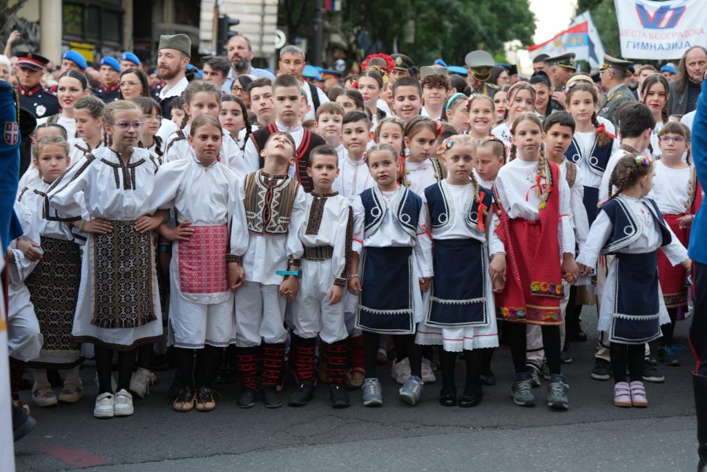 И деца су чекала у реду да виде Појас Пресвете Богородице