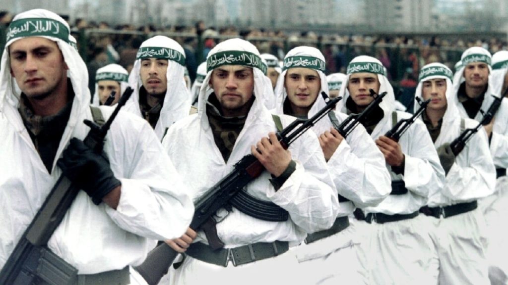 Припадници одреда Ел Муџахид (познатији као босански муџахедини) током војне параде у Зеници у децембру 1995.