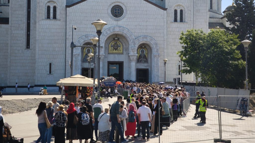 Велики број људи дошао да види Појас Свете Богородице и поклони се реликвији