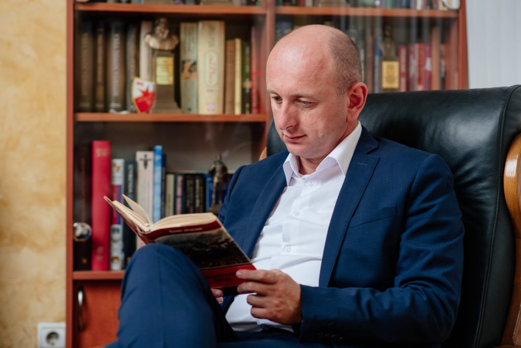 Милан Кнежевић чита