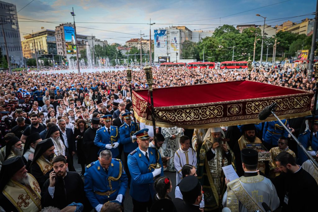 Велики број верника чека да се поклони Појасу Пресвете Богородице