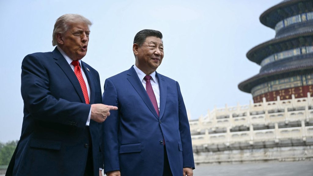 Председник САД Доналд Трамп (лево) и председник Кине Си Ђинпинг испред "Небеског храма" у Пекингу