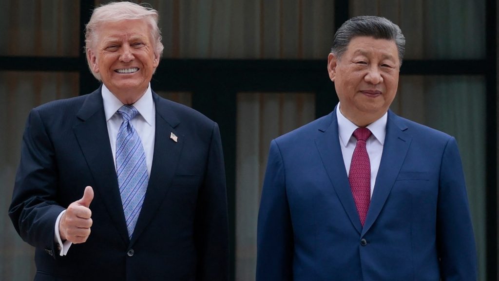 Председник САД Доналд Трамп (лево) показује задовољство састанком са кинеским председником Си Ђинпингом показујући "палац горе"