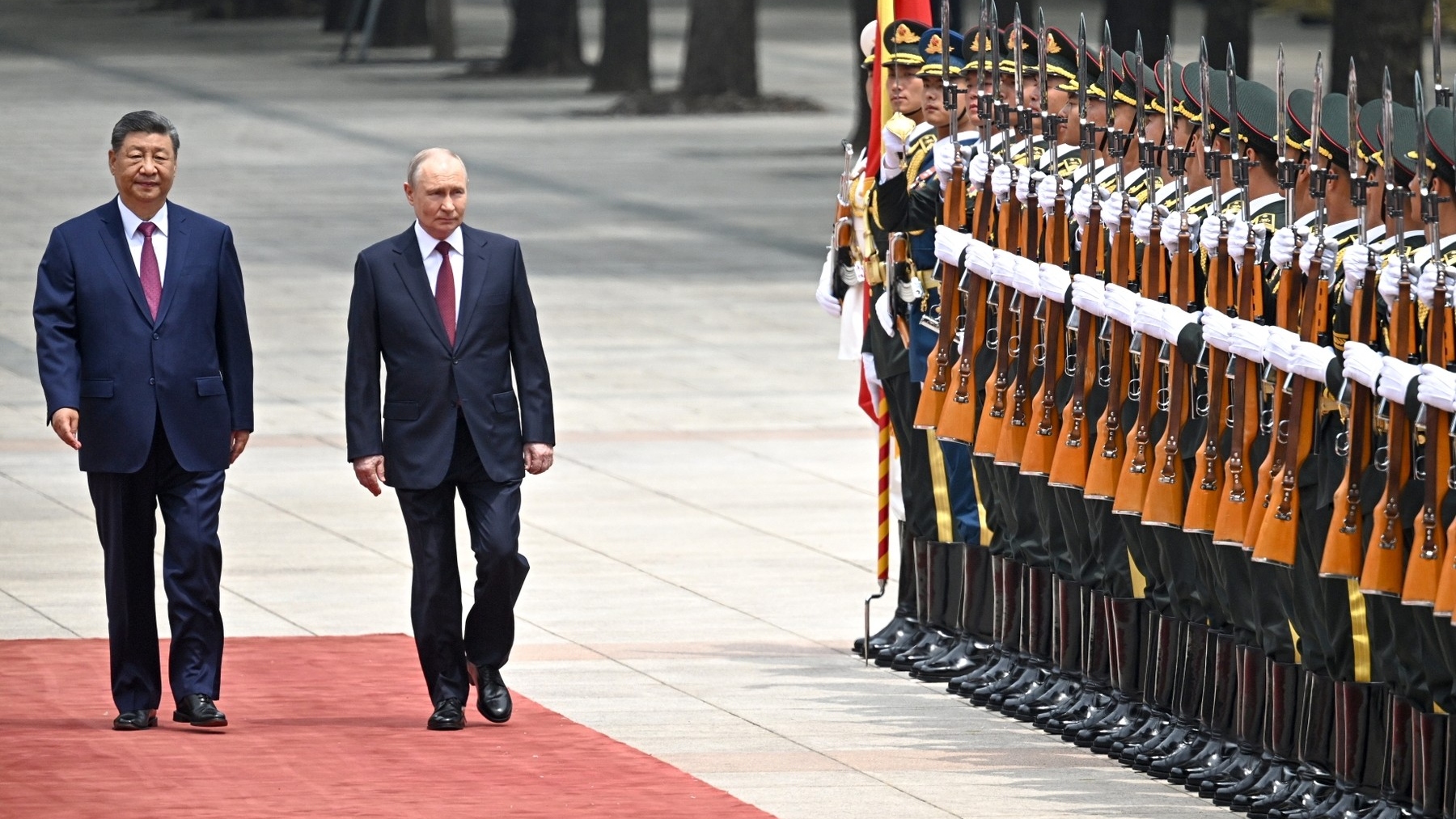 Си Ђинпинг (лево) и Владимир Путин врше смотру гарде у Пекингу