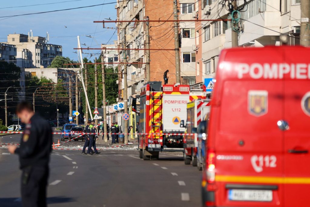 Хитна помоћ и ватрогасци поред зграде у Галацу коју је погодио руски дрон