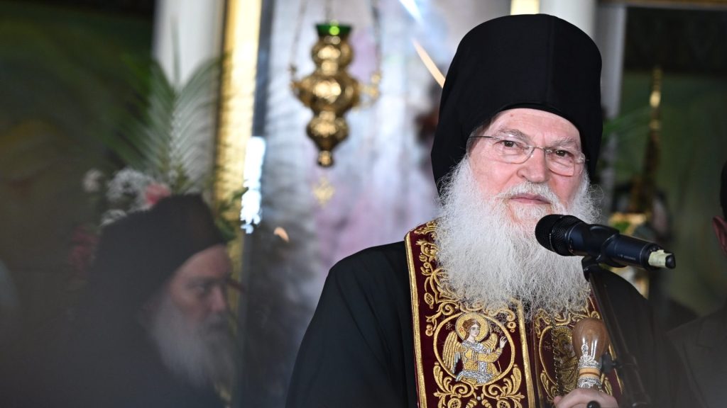 Архимандрит Јефрем држи говор по доласку у Београд