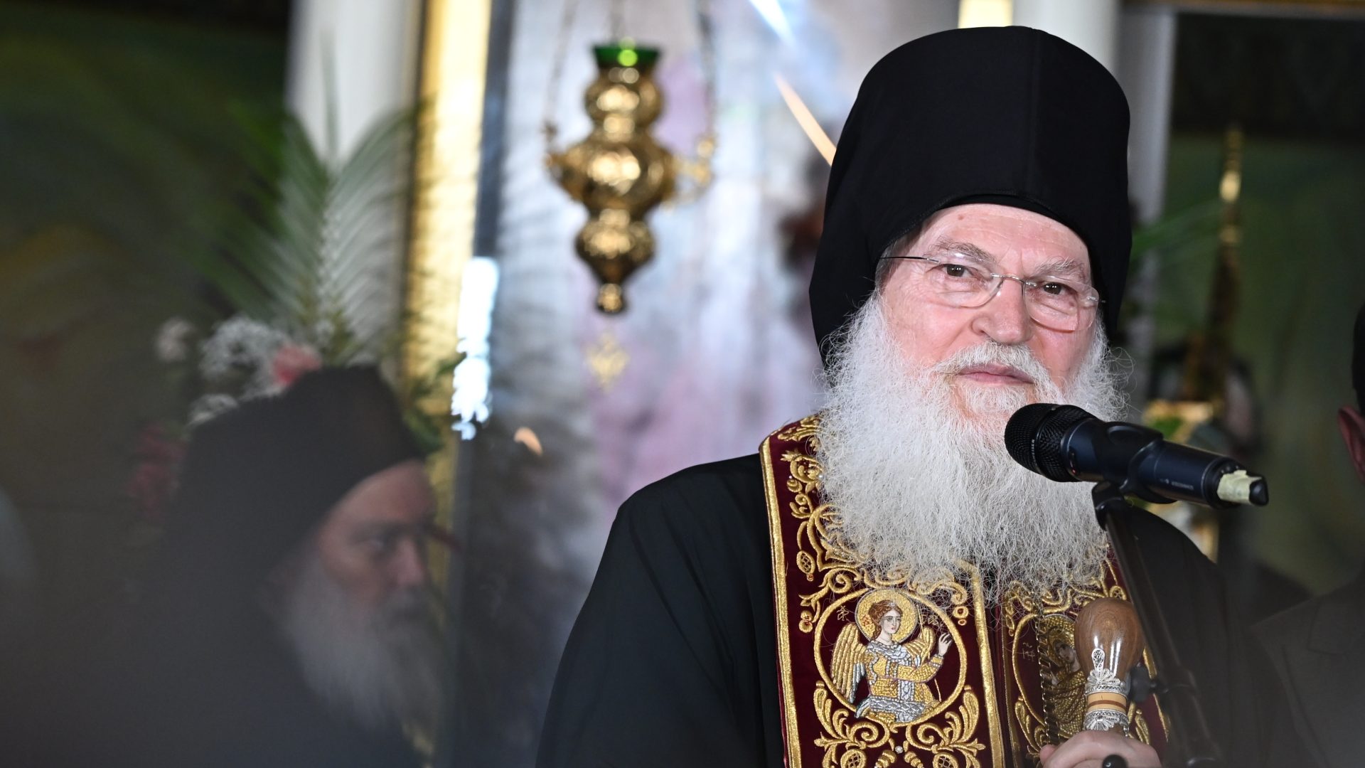 Архимандрит Јефрем држи говор по доласку у Београд