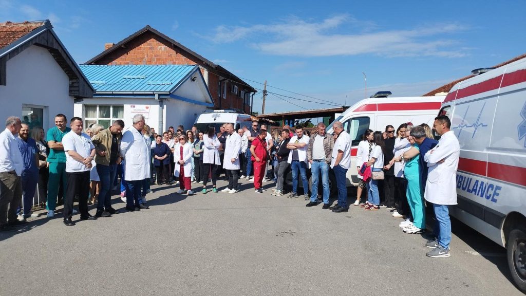 Протест запослених у Дому здравља Грачаница због хапшења Срба