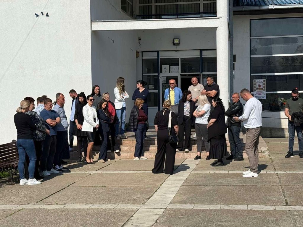 Запослени у Дому здравља Грачаница на протесту