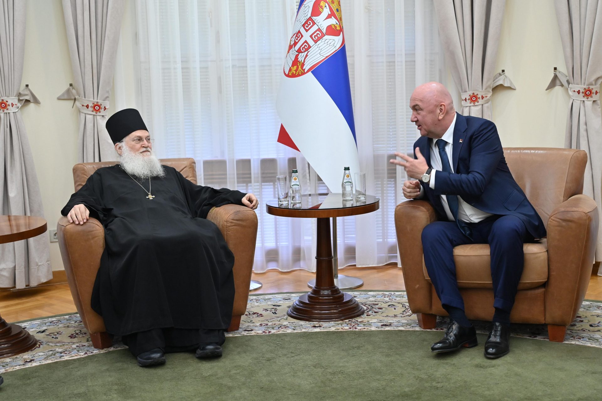 Архимандрит Јефрем (лево) и српски министар Ненад Поповић у разговору