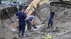 Радници и механизација поправљају квар водосистема Рзав