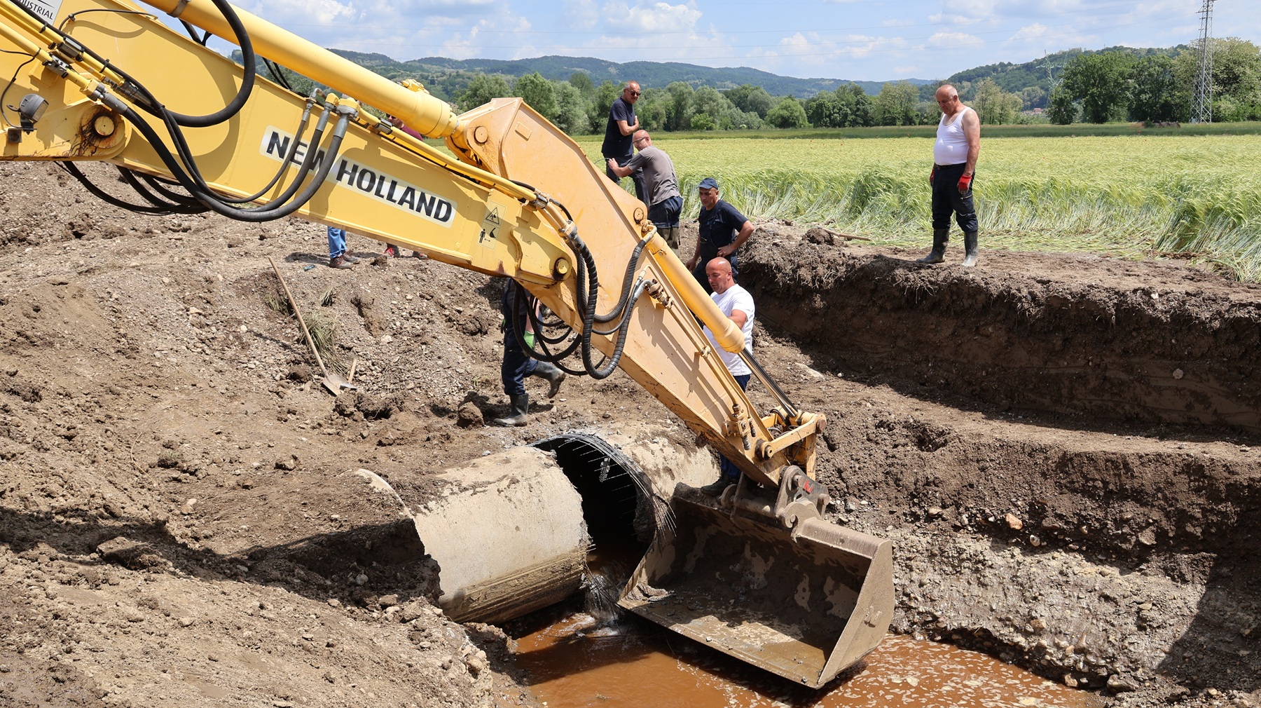 Радници уз помоћ машина изводе радове на водосистему Рзав због хаварије