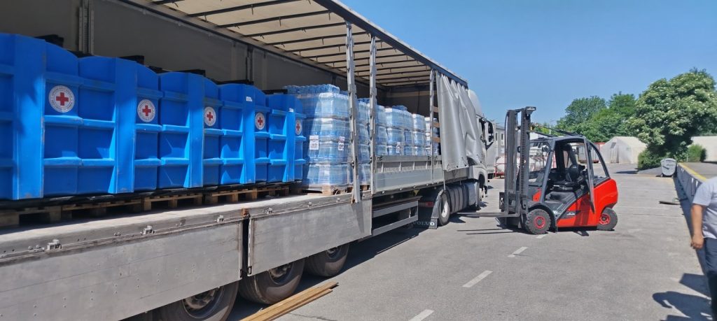 Пијаћа вода коју је Црвени крст обезбедио за грађане Чачка после хаварије водосистема Рзав