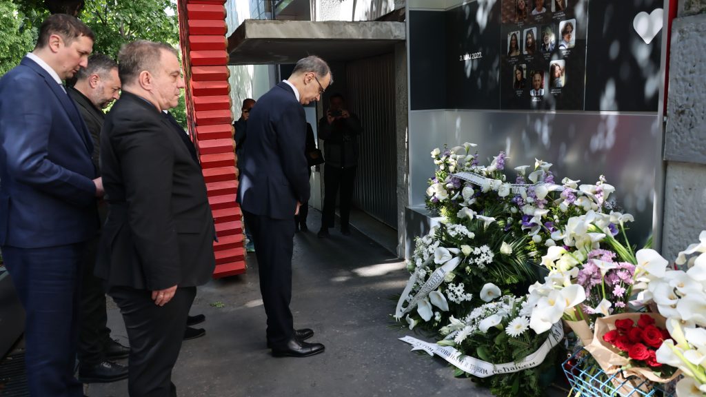 Премијер Мацут са министрима одао пошту страдалима у Рибникару