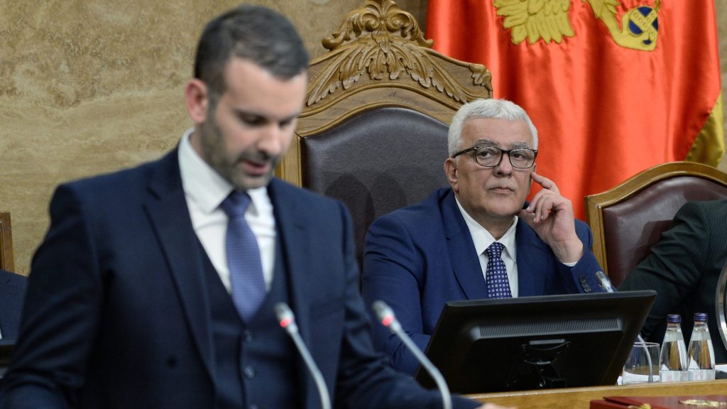 Премијера Црне Горе Милојка Спајића гледа председник Скупштине ЦГ Андрија Мандић